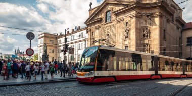 Prag, Çek Cumhuriyeti - 23 Ağustos 2019: Güzel bir yaz gününde modern tramvay ve kaldırım taşı yolu ile Prag 'ın eski kısmında işlek cadde