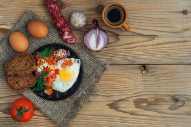 Taze yağda yumurta, çuval bezi ve ahşap arka plan manzaralı kahve. Kopyalama alanı ile modelleme