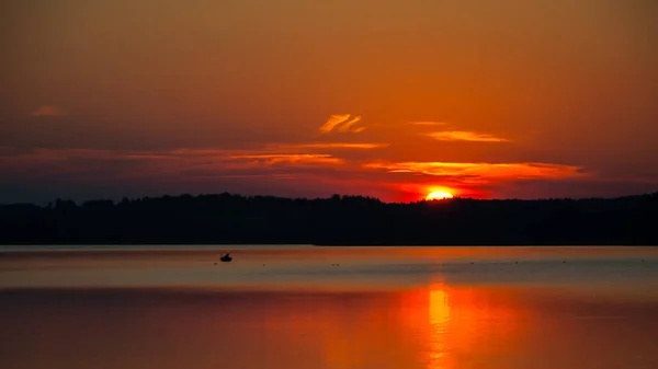 Puesta Sol Color Rojo Naranja Verano Sobre Lago Disco Sol — Foto de Stock