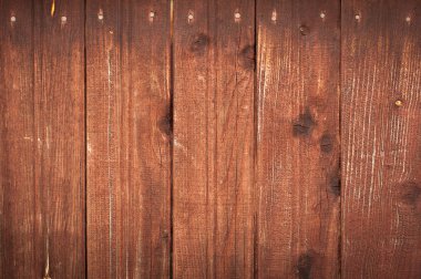 Kırsal tarzda sanatsal bir grunge tasarımı için üzerinde yatay bir sıra tırnak kapağı olan dikey çam tahtalarının eski yaratıcı tahta kahverengi arka planı