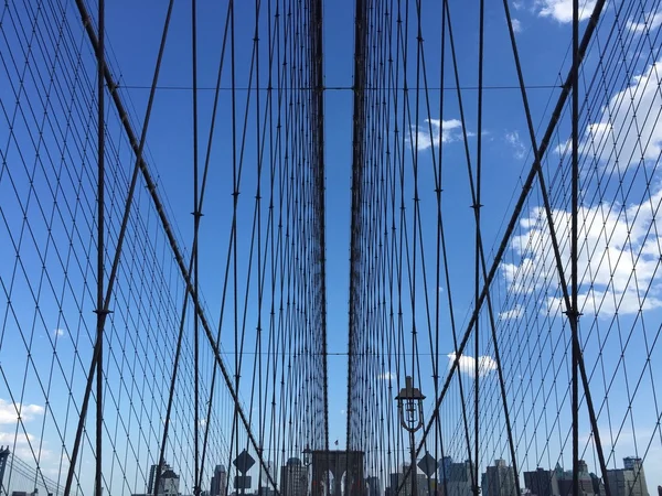 A simetria da ponte de Brooklyn — Fotografia de Stock