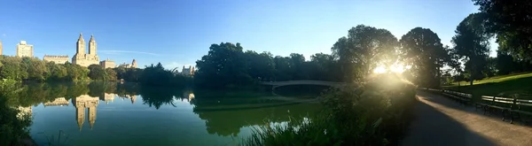 Рефлекторное озеро и Боу-мост в Центральном парке — стоковое фото