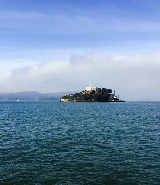 Alcatraz Adası mavi gökyüzü ve denizin