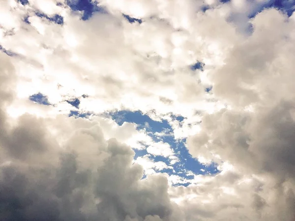 Облачное небо в винтажном стиле — стоковое фото