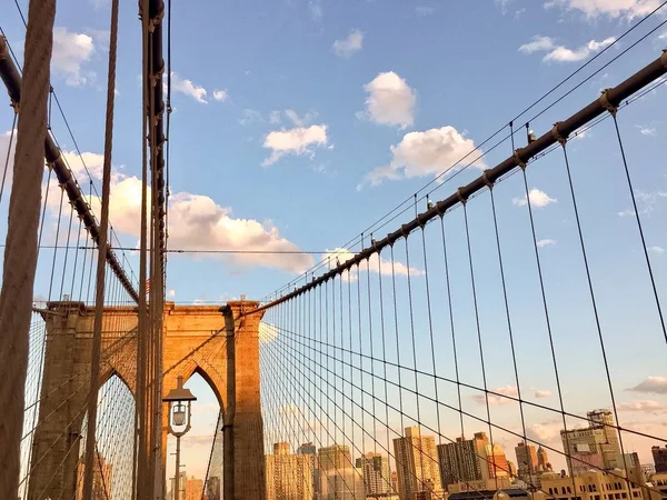 Puente y edificio de Brooklyn — Foto de Stock