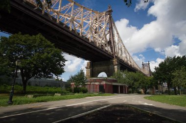 Queensboro bridge ve sokakta park, New York