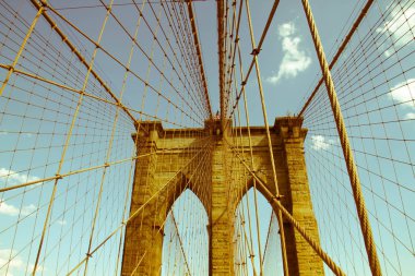 Brooklyn Köprüsü ve eski vintage tarzı, New York gökyüzünde kablosuyla