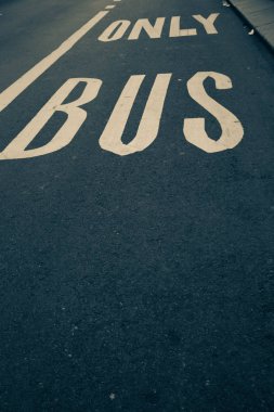 Sadece yolu trafiğini imzalamak yeşil koyu vintage tarzı de yol