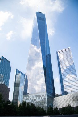 Bir Dünya Ticaret Merkezi ve Binalar bulutlu mavi gökyüzü, New York yansıtacak