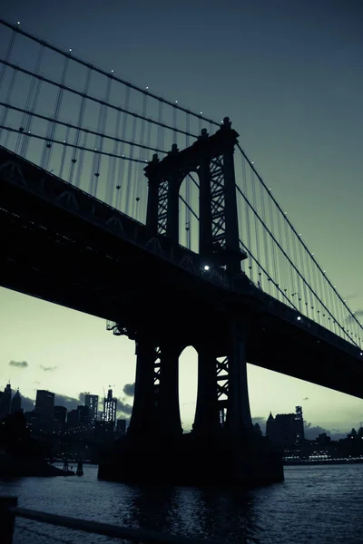 イースト川 ニューヨーク マンハッタン橋のシルエットの緑のビンテージ画像スタイル — ストック写真