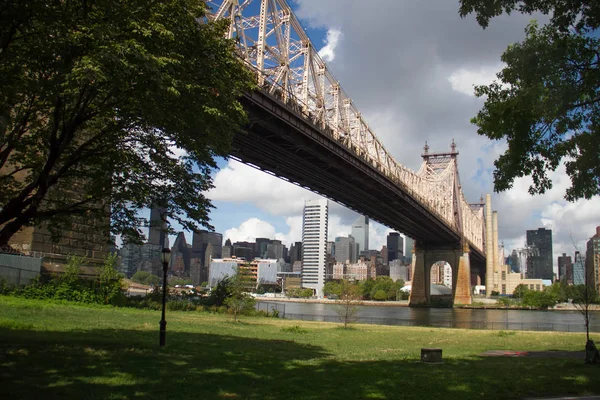Queensboro Köprüsü nehir ve Manhattan, New York'taki binalar üzerinde