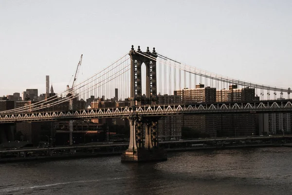 Manhattan bridge över floden och Manhattan staden i mörk gammal vintagestil, New York — Stockfoto