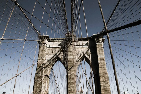 Symmetri i Brooklyn och kabel i mörka vintagestil, New York — Stockfoto