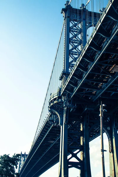 Манхэттенский мост в голубой тени, Нью-Йорк — стоковое фото