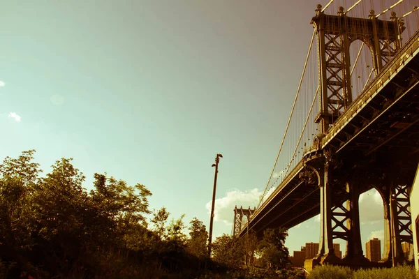 Manhattan Bridge och parken i gammal vintage stil, New York — Stockfoto