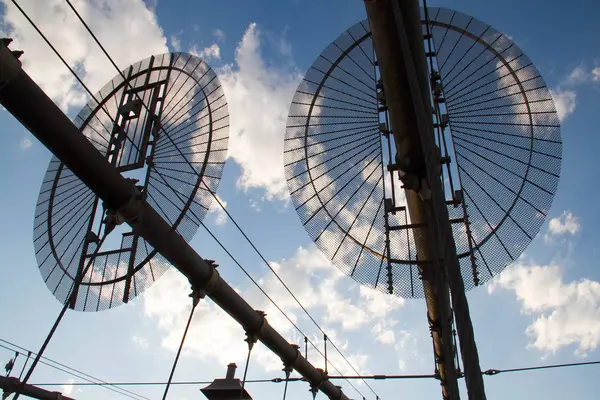 Kablo ve bulutlu gökyüzü, New York ile Brooklyn Köprüsü'nün yapısı