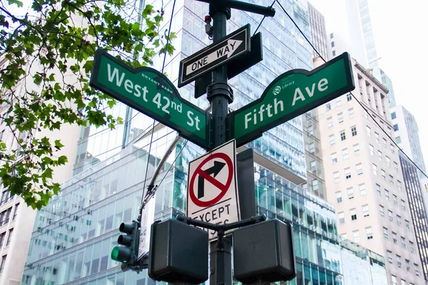 서쪽 42 거리, 5 번가, 한 가지 방법은, 아니 차례 표지판과 신호등 기둥, 맨하탄, 뉴욕에 — 스톡 사진