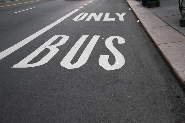 Sadece otobüs trafik sembol perspektif görünüm de yol