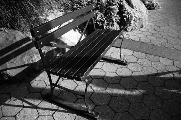 Siyah ve beyaz tarzı geçit bankta