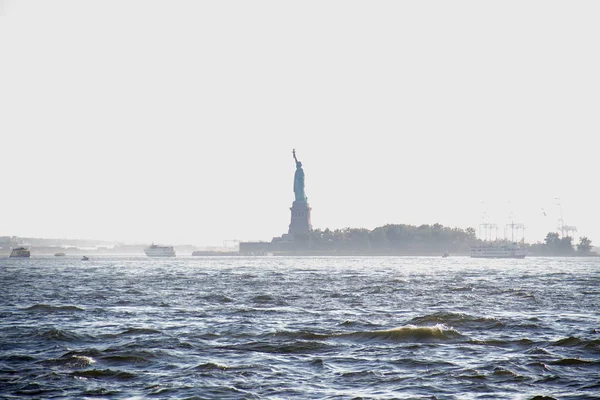 Статуя Свободы на острове в тумане из Манхэттена, Нью-Йорк — стоковое фото