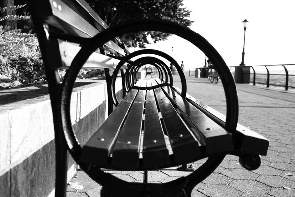 Tarafında siyah beyaz stil Park'ta bir park tezgah kol dayama