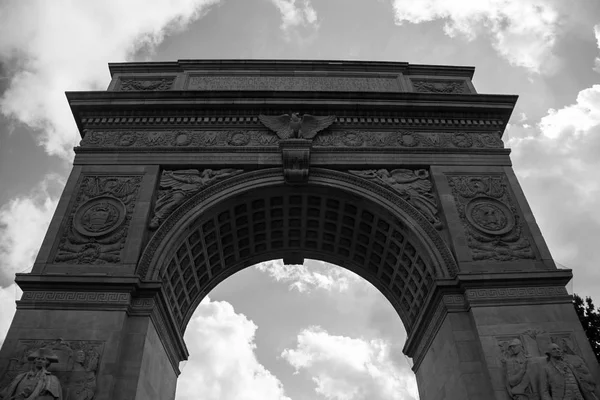 O Washington Square Arch com céu em estilo preto e branco, Washington Square Park, Nova York — Fotografia de Stock