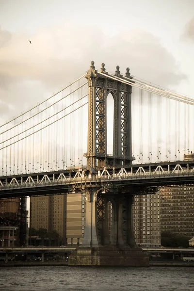 Манхэттенский мост и река в старинном стиле, Нью-Йорк — стоковое фото