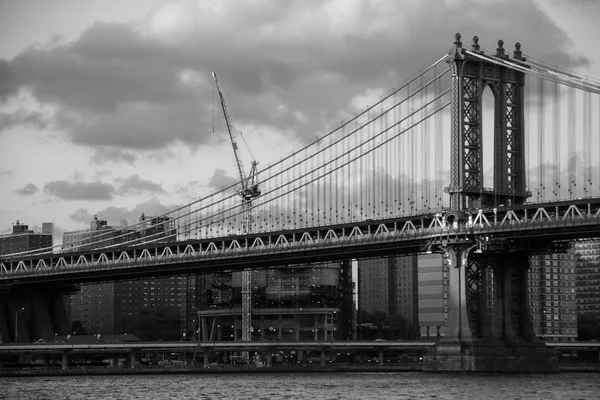 Мангеттенський міст над річкою і місто в чорно-білому стилі, Нью-Йорк — стокове фото