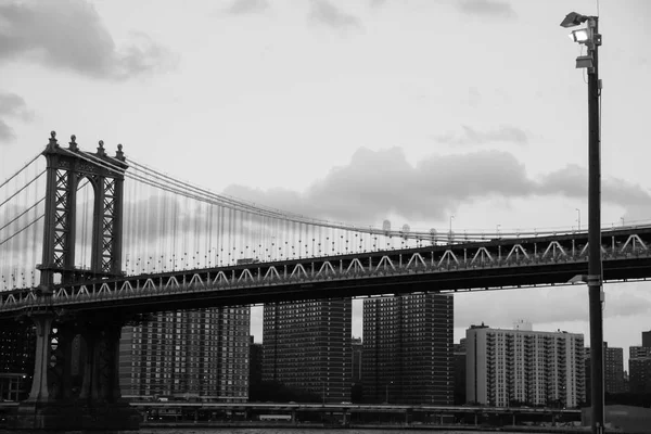 Ponte di Manhattan, edifici e palo della luce in bianco e nero, New York — Foto Stock