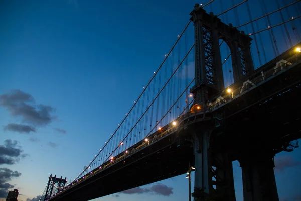 Світло на мангеттенський міст уночі, Нью-Йорк — стокове фото