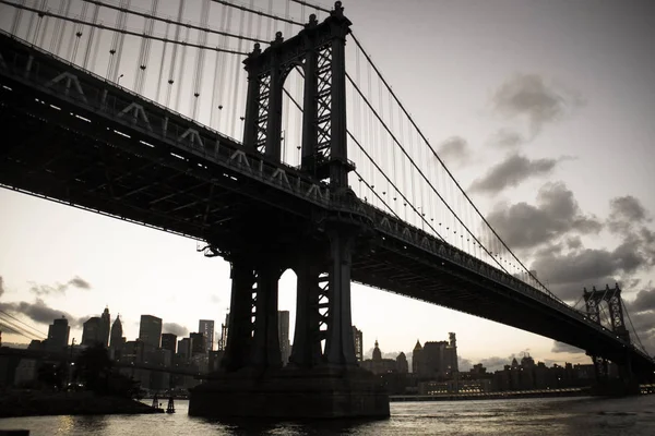 Silueta de Manhattan puente y ciudad en estilo antiguo vintage, Nueva York —  Fotos de Stock