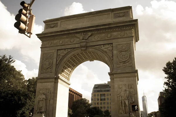 Arco cuadrado de Washington y semáforo en vintage, Nueva York — Foto de Stock