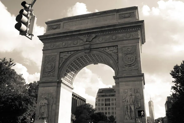 Washington Square Park Arco y semáforo con cielo nublado en estilo vintage — Foto de Stock