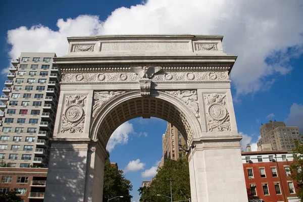 Washington Square Park kemer ve bulutlu mavi gökyüzü ile binalar