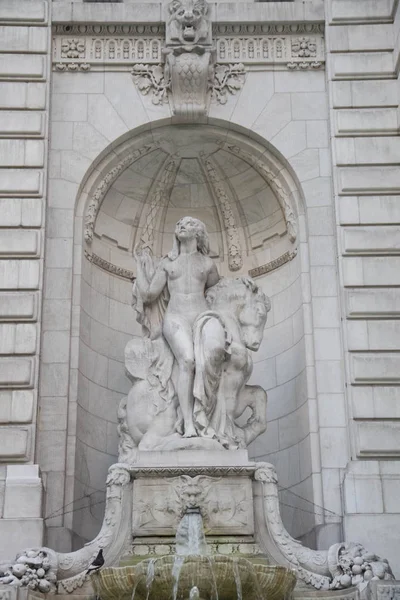 A deusa branca escultura e fonte — Fotografia de Stock