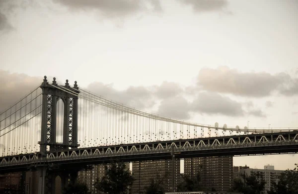 Byggnader i gammal vintage-stil, New York och Manhattan bridge — Stockfoto