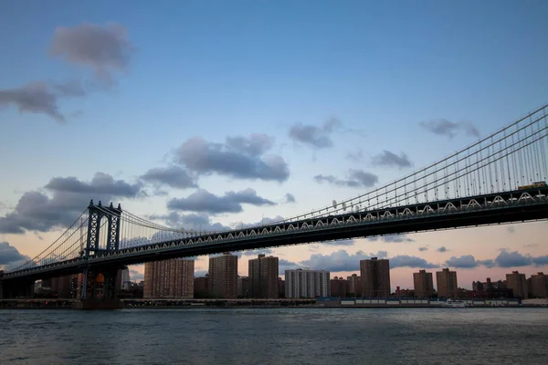 Ponte de Manhattan sobre o rio à noite — Fotografia de Stock