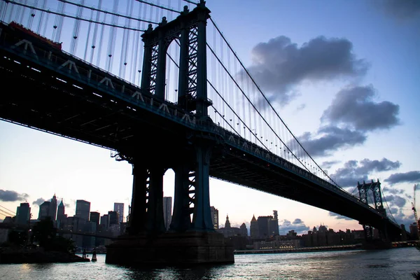 Manhattan bridge in silhouet in avond — Stockfoto