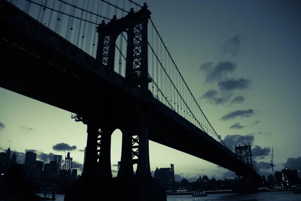 Ponte Manhattan em silhueta em estilo de cor vintage — Fotografia de Stock