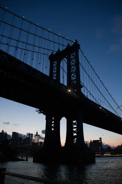 Манхэттенский мост в силуэте ночью, Нью-Йорк — стоковое фото