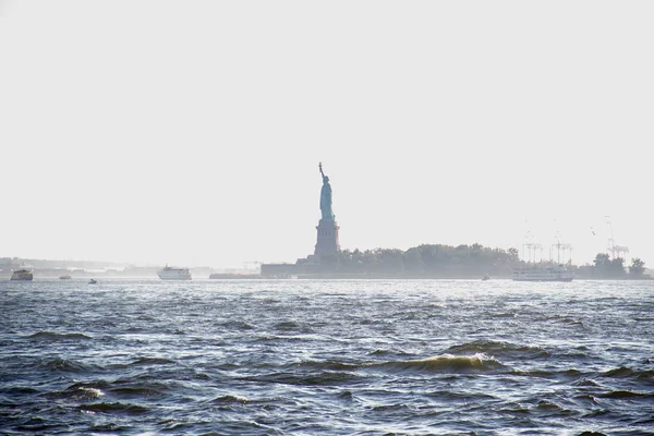 A sziget a ködben a Manhattan, New York-i Szabadság-szobor Jogdíjmentes Stock Képek