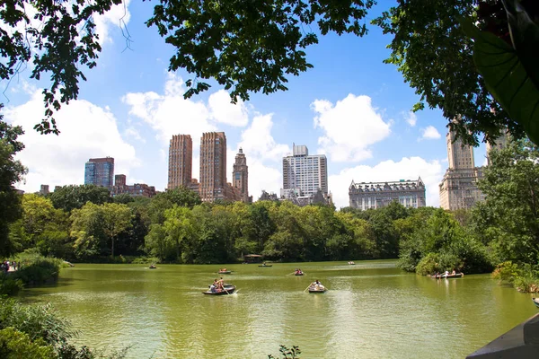Озеро в Центральном парке и здания на Манхэттене, Нью-Йорк — стоковое фото