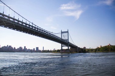 Triborough Köprüsü Nehri ile mavi gök, New York