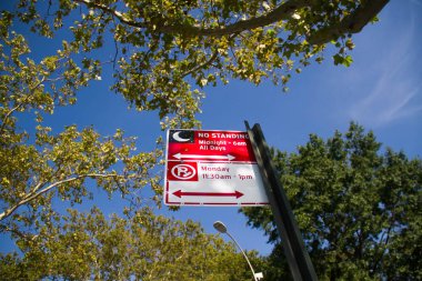 Mavi gökyüzü ile ayakta işaret ve ağaçlar yok