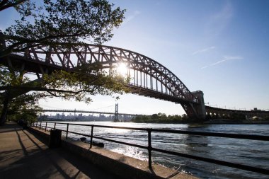 Güneş, Astoria park, New York ile cehennem Gate Köprüsü ve Triborough Köprüsü