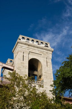 Cehennem Gate Köprüsü ve ağaçlar mavi gökyüzü, New York ile parçası