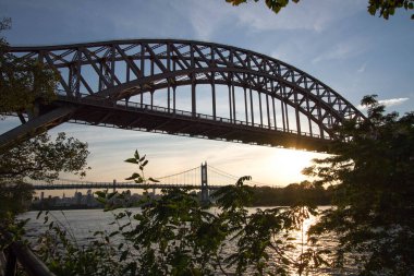 Cehennem Gate Köprüsü ve Triborough Nehri üzerinde gün batımından önce New York köprü