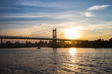 Triborough Köprüsü nehir ve günbatımı, New York