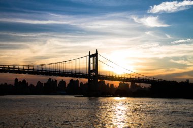 Triborough silüeti köprü Nehri günbatımı gökyüzü, New York ile