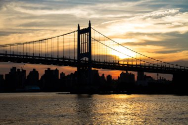 Triborough Köprüsü ve şehir silueti, New York, gün batımı ile